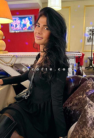 Amina - Girl escort Paris