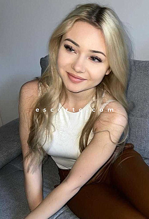 Oksana - Girl escort Paris