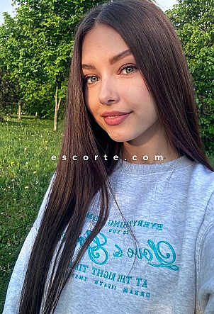 NOMA - Girl escort Paris