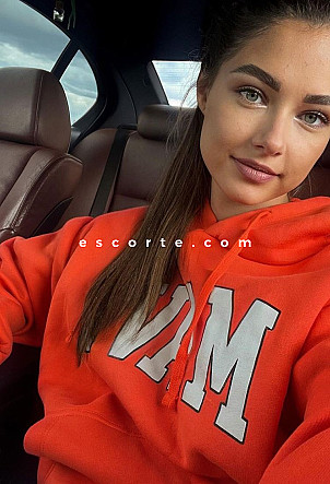 NOMA - Girl escort Paris