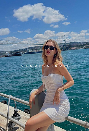 HUT - Girl escort Paris