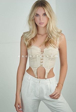 ODILA - Girl escort Paris