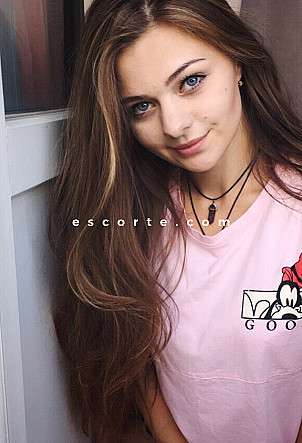 AINA - Girl escort Paris