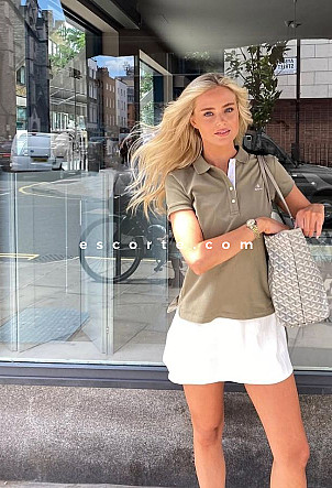 NOOMI - Girl escort Paris