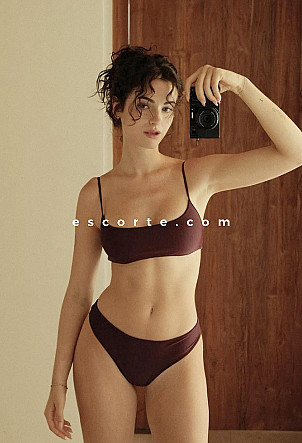DARBY - Girl escort Paris