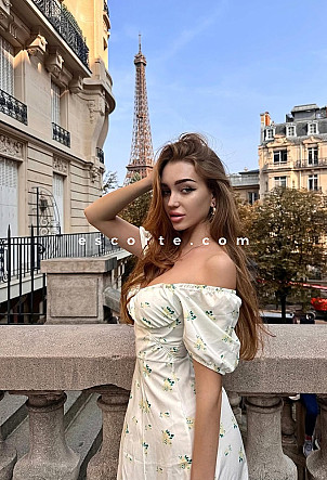 HOLLISTON - Girl escort Paris