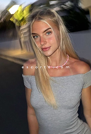MIDGE - Girl escort Paris