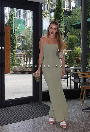 AURIE - Girl escort Paris