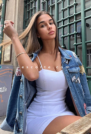 SERENA - Girl escort Paris