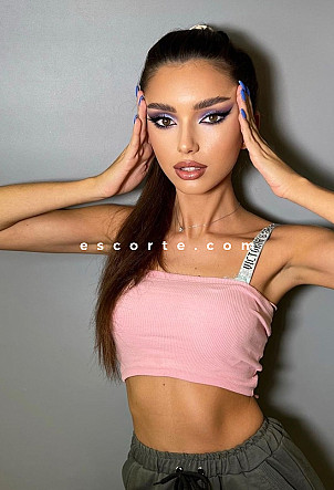 LARRY - Girl escort Paris
