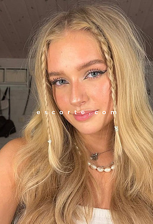 AUGUSTINE - Girl escort Paris