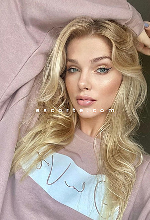 KEVI - Girl escort Paris