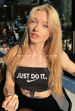 RETA - Girl escort Paris