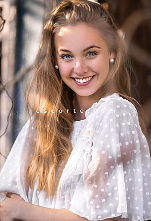 ELISSA - Girl escort Paris