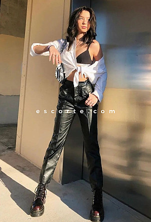 GARD - Girl escort Paris