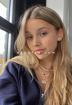 TEELA - Girl escort Paris