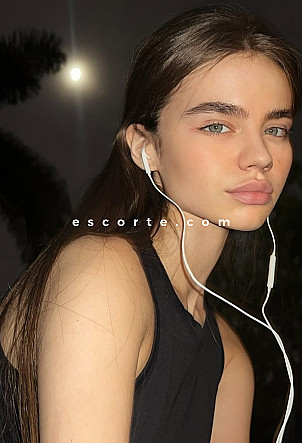 ALIA - Girl escort Paris