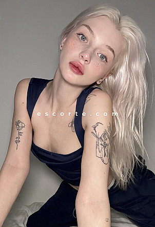 KELLI - Girl escort Paris