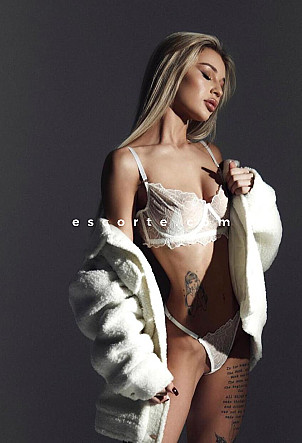 Kari - Girl escort Paris