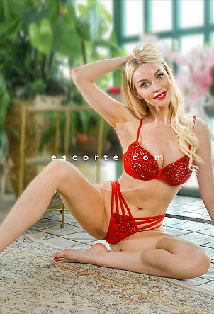 Vicky TALL model - Girl escort Paris