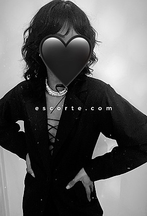 Camelia - Girl escort Paris