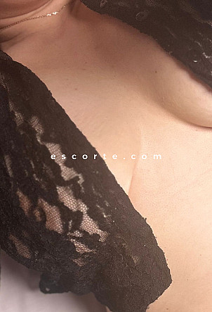 Lia - Girl escort Paris