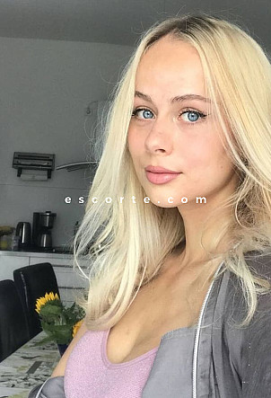 LINZA - Girl escort Paris