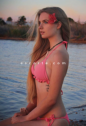 AUGUR - Girl escort Paris