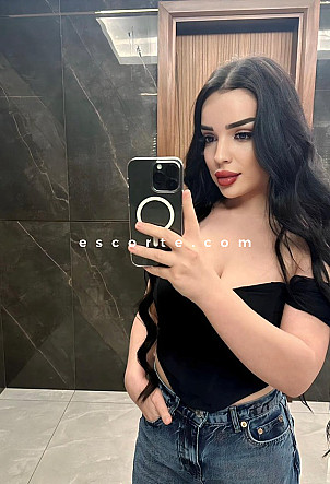 Riley - Girl escort Paris