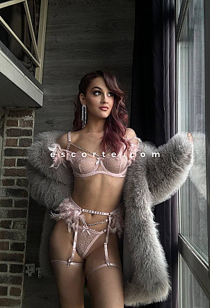 Molly - Girl escort Paris