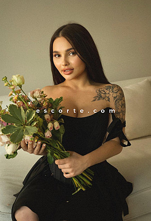 Anya - Girl escort Paris