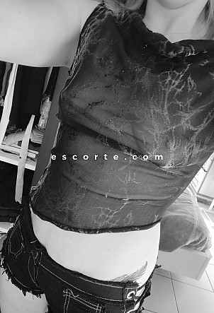 Lyly - Girl escort Bordeaux