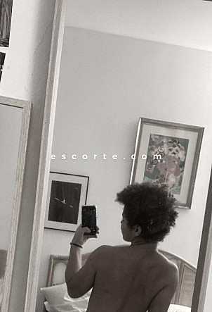 Faim de Lou - Girl escort Paris