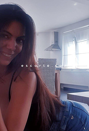 Lucia - Girl escort Montpellier