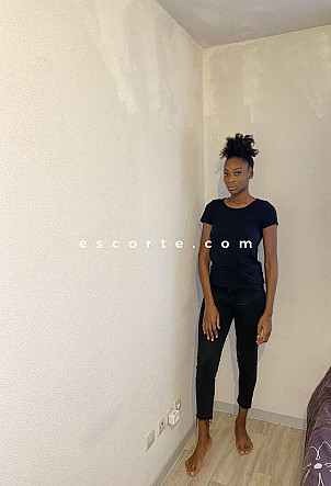 Nass - Girl escort Paris