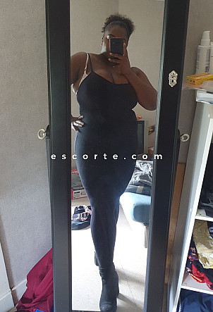 Hannah - Girl escort Lorient