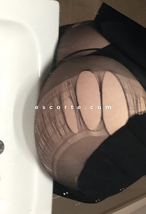 Esmea - Girl escort Montpellier