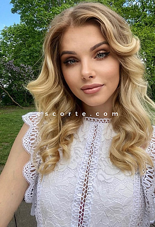 KEVI - Girl escort Paris