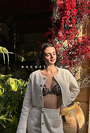 Margo - Girl escort Paris