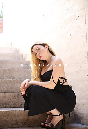 Allesia - Girl escort Paris