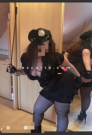 Nivine - Girl escort Marseille