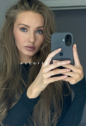 ISSOT - Girl escort Paris