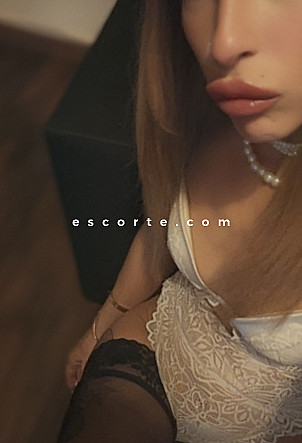 Stephanie - Girl escort Paris