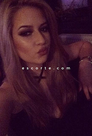 Andra - Girl escort Paris