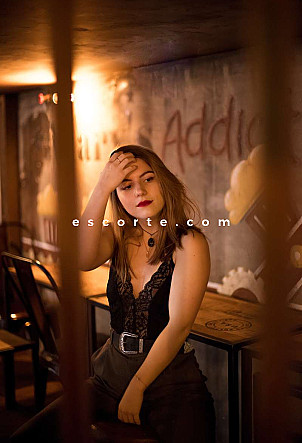 Ambre - Girl escort Lyon